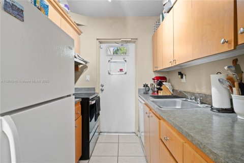Condo in Miami, Florida, 2 bedrooms  № 1749141 - photo 13