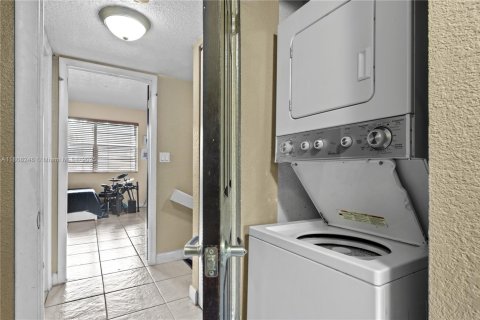 Condo in Miami, Florida, 2 bedrooms  № 1749141 - photo 24