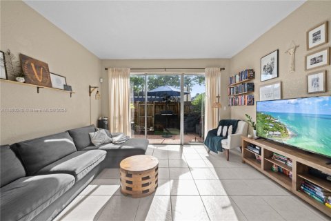 Condo in Miami, Florida, 2 bedrooms  № 1749141 - photo 4