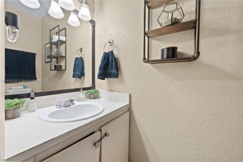 Condo in Miami, Florida, 2 bedrooms  № 1749141 - photo 14