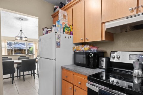 Condo in Miami, Florida, 2 bedrooms  № 1749141 - photo 12