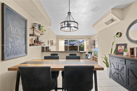 Condo in Miami, Florida, 2 bedrooms  № 1749141 - photo 7