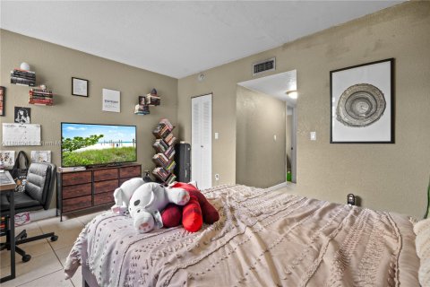 Condo in Miami, Florida, 2 bedrooms  № 1749141 - photo 17