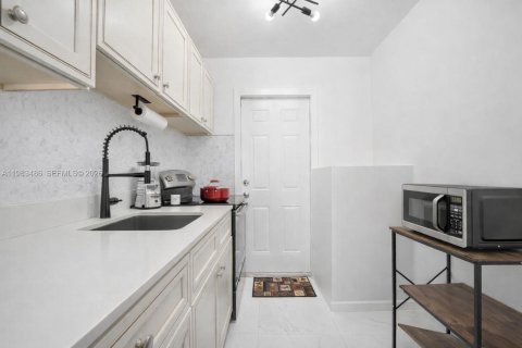 Immobilier commercial à vendre à Fort Lauderdale, Floride: 202.81 m2 № 2090374 - photo 4