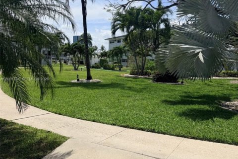 Снять в аренду кондоминиум в Форт-Лодердейл, Флорида 1 спальня, 60.39м2, № 2065835 - фото 15