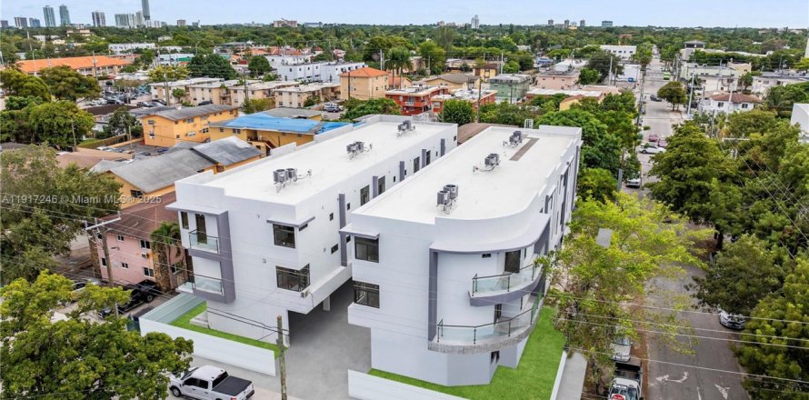 Condominio en Miami, Florida, 3 dormitorios  № 1972472