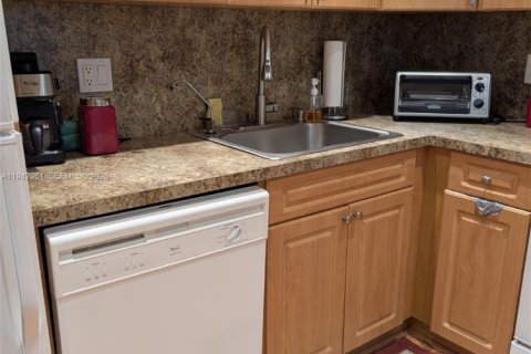 Condominio en venta en Pembroke Pines, Florida, 1 dormitorio, 72.46 m2 № 2000475 - foto 3