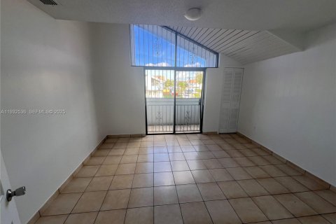 Снять в аренду таунхаус в Хайалиа, Флорида 2 спальни, 84.26м2, № 1991563 - фото 11