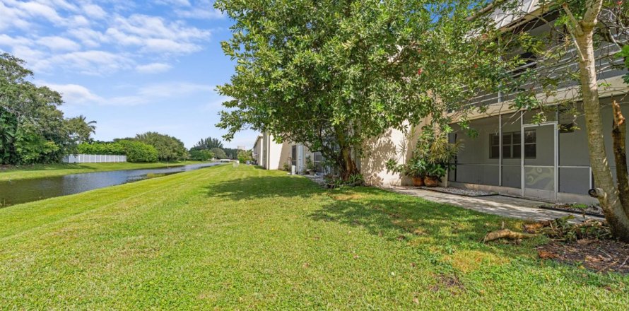 Condominio en West Palm Beach, Florida, 2 dormitorios № 2087932