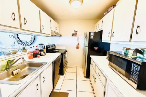 Copropriété à louer à Miami, Floride: 2 chambres, 86.4 m2 № 1946752 - photo 3