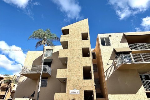 Copropriété à louer à Miami, Floride: 2 chambres, 86.4 m2 № 1946752 - photo 1