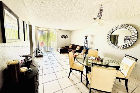 Copropriété à louer à Miami, Floride: 2 chambres, 86.4 m2 № 1946752 - photo 2