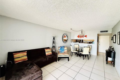 Copropriété à louer à Miami, Floride: 2 chambres, 86.4 m2 № 1946752 - photo 5