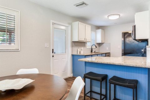 House in Tampa, Florida 3 bedrooms, 111.48 sq.m. № 1858070 - photo 14