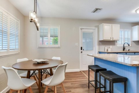 House in Tampa, Florida 3 bedrooms, 111.48 sq.m. № 1858070 - photo 12