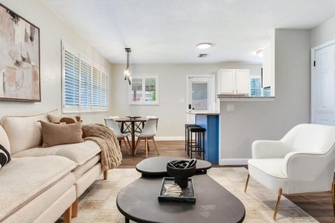 House in Tampa, Florida 3 bedrooms, 111.48 sq.m. № 1858070 - photo 8