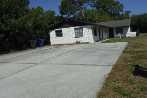 Commercial property in Largo, Florida 5 bedrooms, 159.61 sq.m. № 2386148 - photo 2