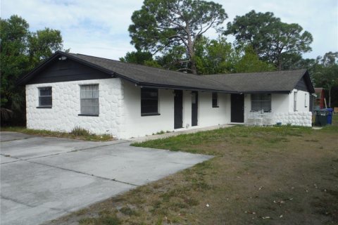 Commercial property in Largo, Florida 5 bedrooms, 159.61 sq.m. № 2386148
