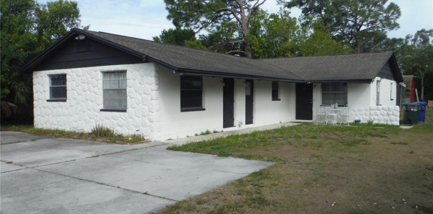 Commercial property in Largo, Florida 5 bedrooms, 159.61 sq.m. № 2386148