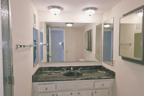 Купить кондоминиум в Лодердейл-Лейкс, Флорида 2 спальни, 96.99м2, № 1965779 - фото 16