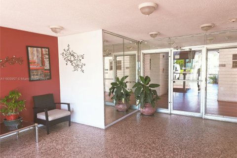 Купить кондоминиум в Лодердейл-Лейкс, Флорида 2 спальни, 96.99м2, № 1965779 - фото 27