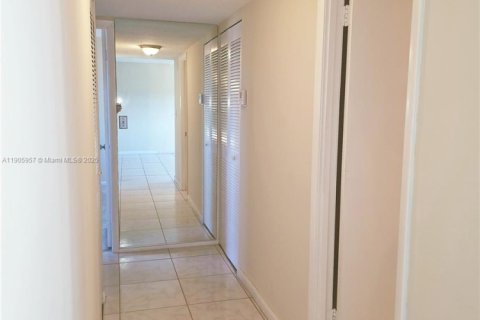 Купить кондоминиум в Лодердейл-Лейкс, Флорида 2 спальни, 96.99м2, № 1965779 - фото 18