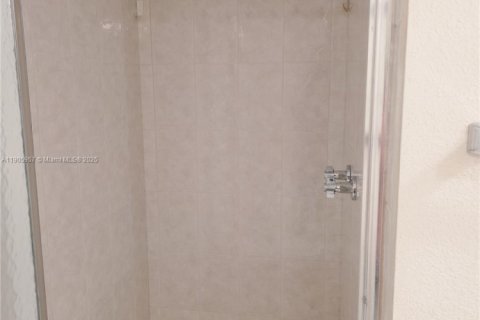 Купить кондоминиум в Лодердейл-Лейкс, Флорида 2 спальни, 96.99м2, № 1965779 - фото 17