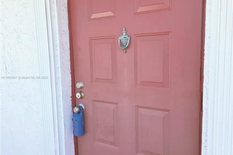 Купить кондоминиум в Лодердейл-Лейкс, Флорида 2 спальни, 96.99м2, № 1965779 - фото 26