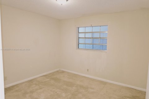 Купить кондоминиум в Лодердейл-Лейкс, Флорида 2 спальни, 96.99м2, № 1965779 - фото 11