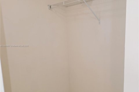 Купить кондоминиум в Лодердейл-Лейкс, Флорида 2 спальни, 96.99м2, № 1965779 - фото 19