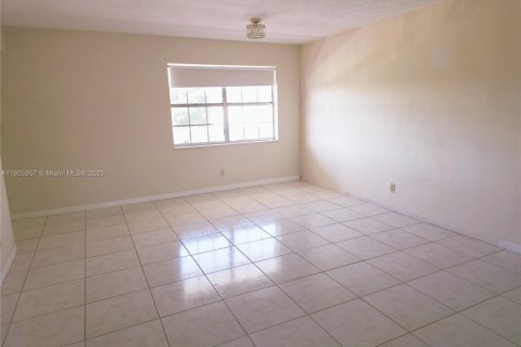 Купить кондоминиум в Лодердейл-Лейкс, Флорида 2 спальни, 96.99м2, № 1965779 - фото 7