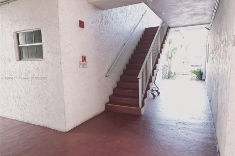 Купить кондоминиум в Лодердейл-Лейкс, Флорида 2 спальни, 96.99м2, № 1965779 - фото 28