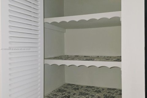 Купить кондоминиум в Лодердейл-Лейкс, Флорида 2 спальни, 96.99м2, № 1965779 - фото 23