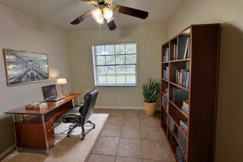 Condo in Sunrise, Florida, 3 bedrooms № 2024904 - photo 9