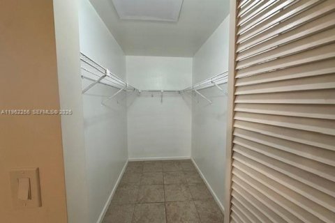 Condo in Sunrise, Florida, 3 bedrooms № 2024904 - photo 24