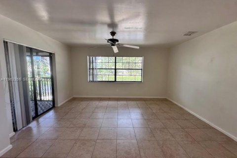 Condo in Sunrise, Florida, 3 bedrooms № 2024904 - photo 17
