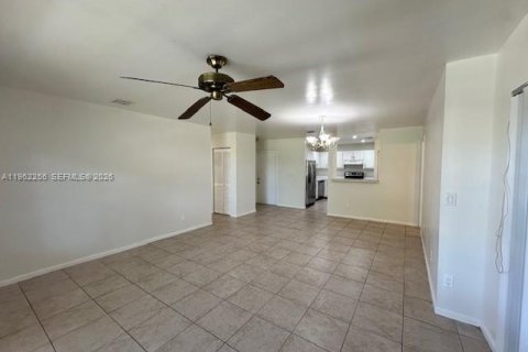 Condo in Sunrise, Florida, 3 bedrooms № 2024904 - photo 18