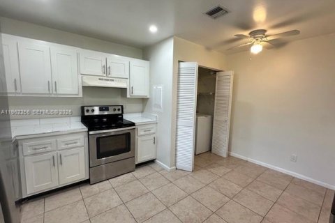 Condo in Sunrise, Florida, 3 bedrooms № 2024904 - photo 11