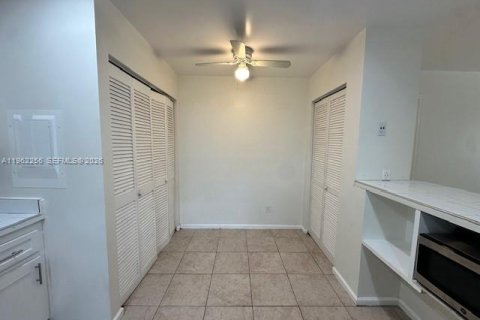 Condo in Sunrise, Florida, 3 bedrooms № 2024904 - photo 13