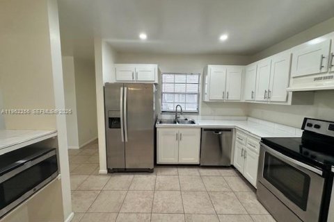 Condo in Sunrise, Florida, 3 bedrooms № 2024904 - photo 10