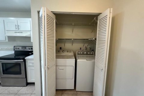 Condo in Sunrise, Florida, 3 bedrooms № 2024904 - photo 14