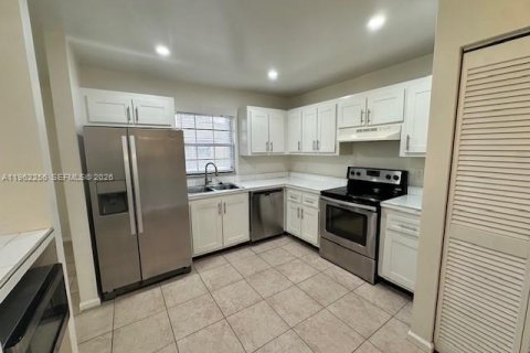 Condo in Sunrise, Florida, 3 bedrooms № 2024904 - photo 12