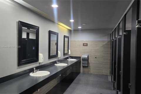 Commercial property in Miami, Florida № 1950952 - photo 11