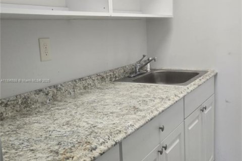 Commercial property in Miami, Florida № 1950952 - photo 10
