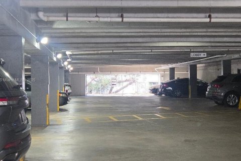 Commercial property in Miami, Florida № 1950952 - photo 13