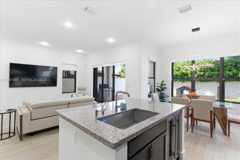 House in Hialeah, Florida 3 bedrooms, 188.13 sq.m. № 2043105 - photo 16