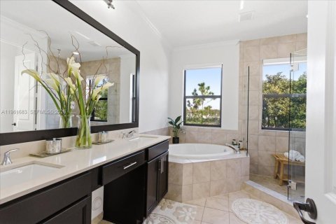 House in Hialeah, Florida 3 bedrooms, 188.13 sq.m. № 2043105 - photo 30