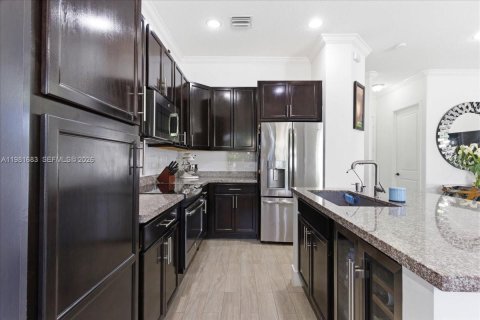 House in Hialeah, Florida 3 bedrooms, 188.13 sq.m. № 2043105 - photo 15