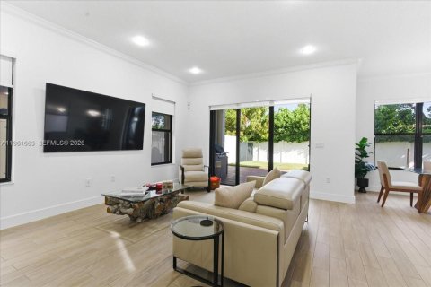 House in Hialeah, Florida 3 bedrooms, 188.13 sq.m. № 2043105 - photo 5
