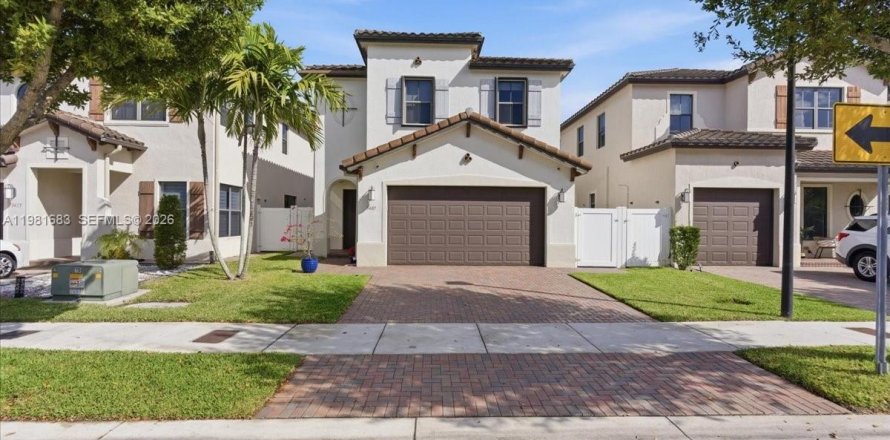 House in Hialeah, Florida 3 bedrooms, 188.13 sq.m. № 2043105